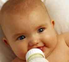 Krmení dítěte láhev umělé mléko