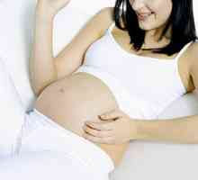 Břicho těhotné ženy na každém nedele.ot, která je závislá na jeho růst a velikost.