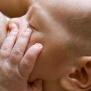 Naladte kontakt s dítětem při kojení