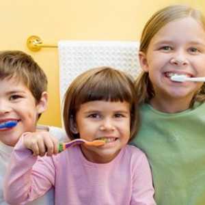 Vzdělání Dítě čištění zubů