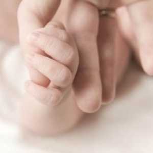 Prsty na rukou a nohou novorozence