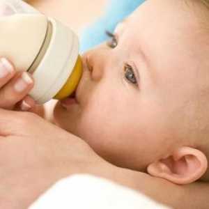 Smíšená krmení novorozeného dítěte (kojení a láhev)