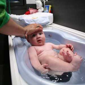 Optimální věk pro kojence začít koupání ve vaně je věk 2-3 týdnů. Plavat už od narození. Naučit…