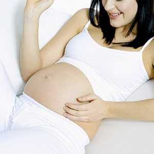 Břicho těhotné ženy na každém nedele.ot, která je závislá na jeho růst a velikost.