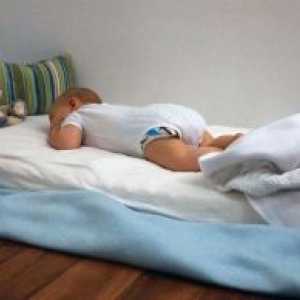 Spící novorozeně plochu